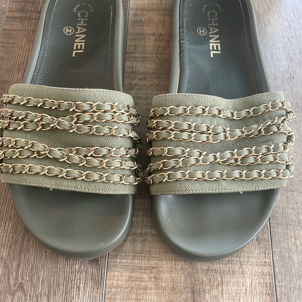 Chanel Chain slides in khaki with gold chain size 41 comes with box - Picture 2 of 7